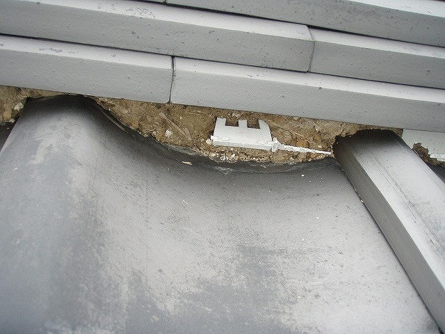 内部の土が剥き出しの棟瓦